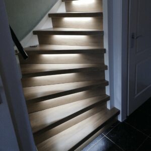 Led trapverlichting set met bewegingssensoren - Led strips 50 cm met helder wit licht - Werkt met de bekende verlichting apps - Basic set voor max. 16 treden - Bedienen via app